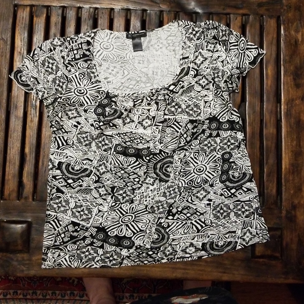INC. top. Scoop neck